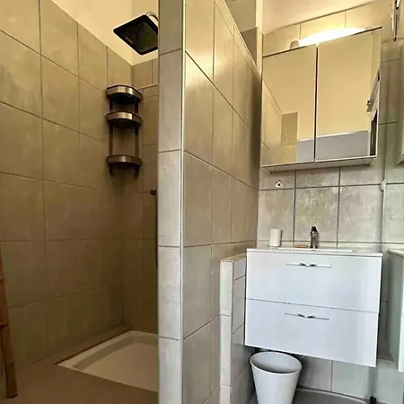 D'une A A 800 M De La Avec Jardin Clos Et Wifi